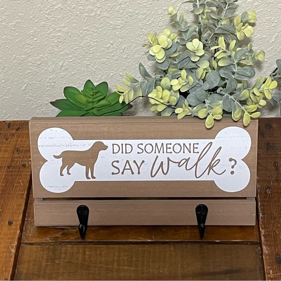 New Dog leash wall hanging/mounting plaque in brown and white. Two hook. - Picture 2 of 8